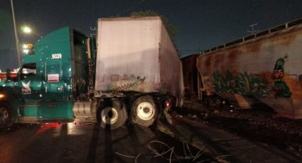 Video: Tráiler intenta ganarle el paso al tren y es embestido en Santa Catarina