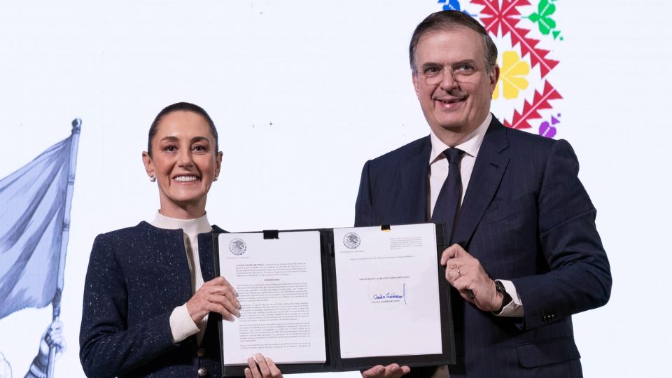 Claudia Sheinbaum y Marcelo Ebrard presentan el decreto firmado