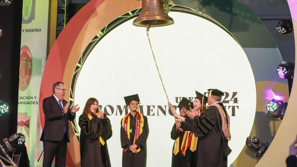 Para finalizar la ceremonia hicieron repicar la campana Vox Veritatis.