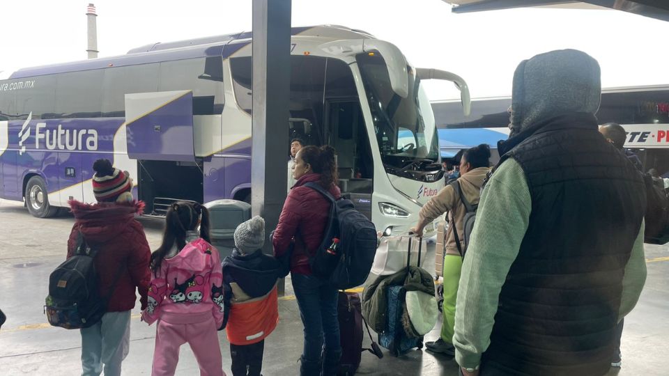 Madre y sus hijos a punto de abordar autobús