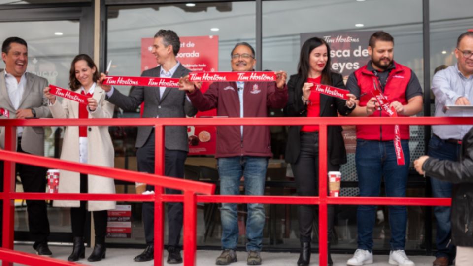 Corte de listón de la nueva sucursal de Tim Hortons.