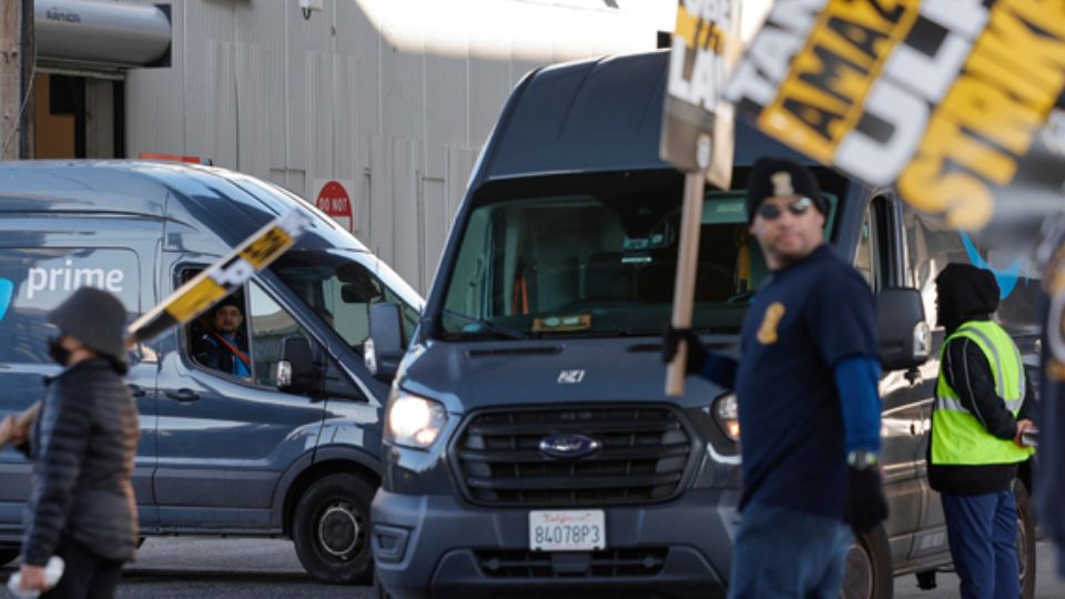 Trabajadores de Amazon en huelga.