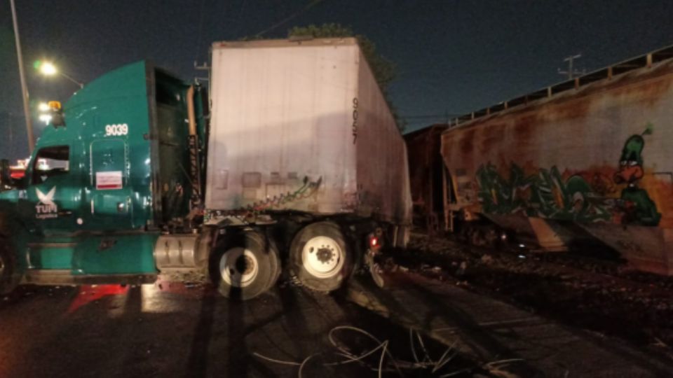 Tráiler que fue arrastrado por el tren en Santa Catarina.