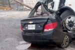 Camión arrastra y ‘pisa’ a auto en García; conductor muere prensado