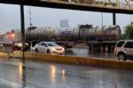 Tráiler derrapa y vuelca en la avenida Gonzalitos; provoca caos vehicular