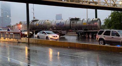 Tráiler derrapa y vuelca en la avenida Gonzalitos; provoca caos vehicular