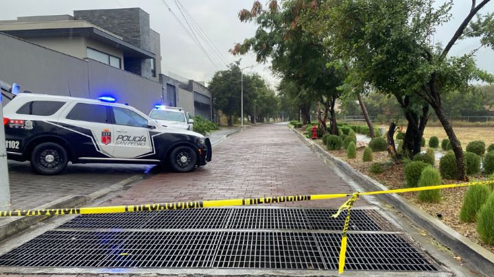 Ejecutan a hombre a bordo de su auto en San Pedro