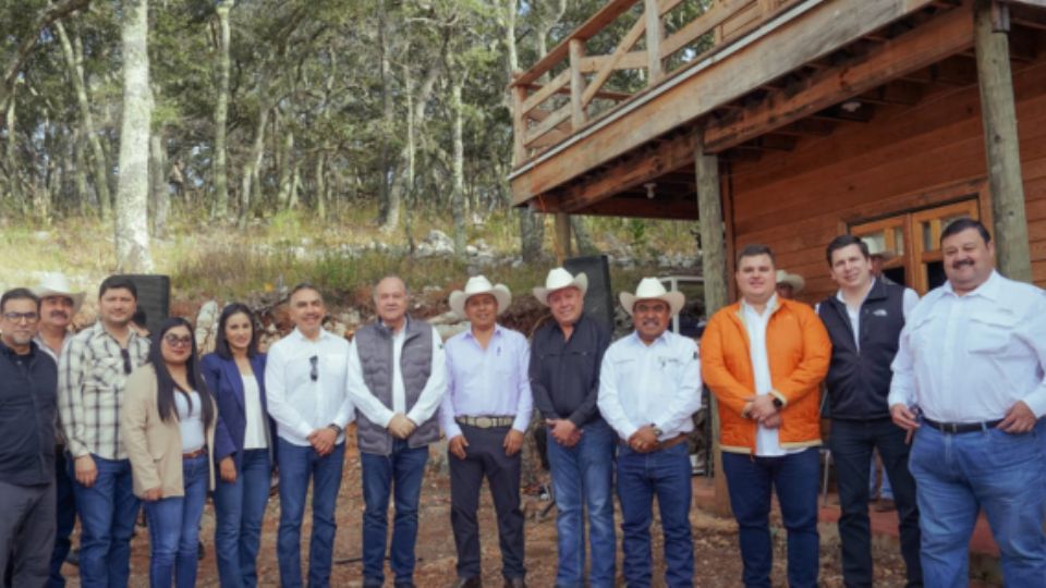 Funcionarios de la Secretaría General de Gobierno y del Instituto de la Juventud de Nuevo León se reunieron en Iturbide con los alcaldes de la región sur del estado.