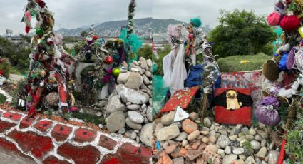 Hombre en situación de calle monta un “nacimiento” en el centro de Monterrey