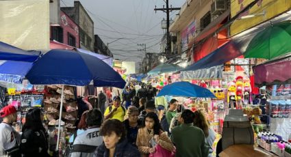 Lluvia y frío no frenan compras navideñas en Monterrey