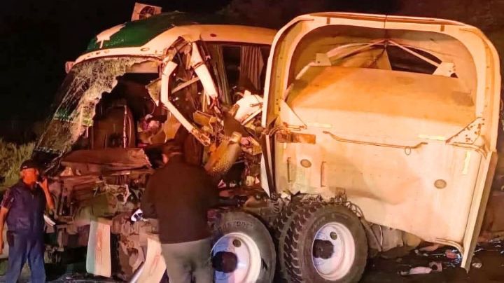 Autobús de NL choca contra un tráiler en Tamaulipas; deja un muerto y 15 heridos