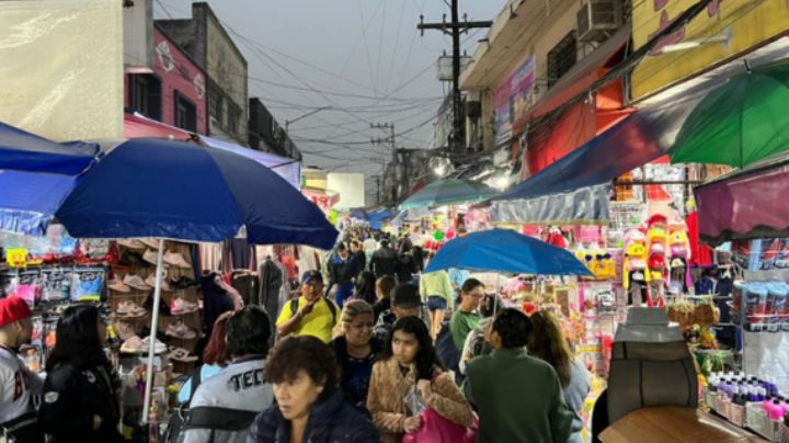 Lluvia y frío no frenan compras navideñas en Monterrey