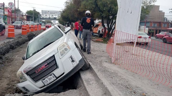 Camioneta cae en zanja en obra inconclusa en Monterrey