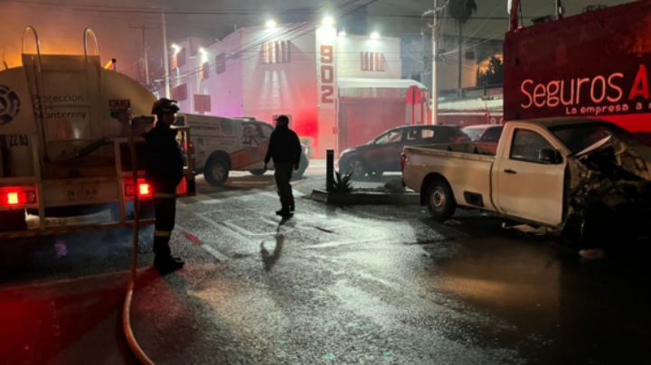 Se incendia automóvil en el centro de Monterrey