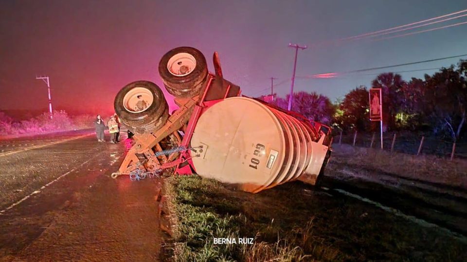 Volcadura de un autotanque en la carretera Allende-Reynosa.