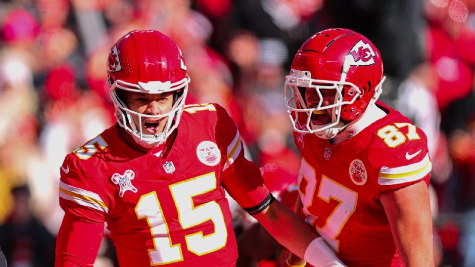 Mahomes lidera a Chiefs a la victoria con un tobillo lesionado