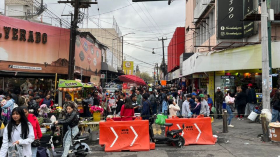 La Secretaría de Movilidad de Monterrey restringió el paso vehicular en algunas calles del centro para favorecer el paso peatonal, pero los comerciantes aprovecharon esto para extender sus puestos.