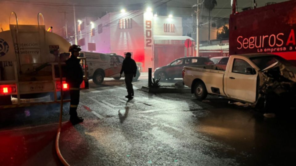 Elementos de Protección Civil y Bomberos de Nuevo León sofocaron el incendio del vehículo ocurrido después de las 19:00 horas de este sábado..