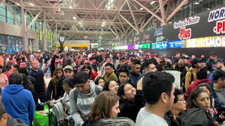 Familias duermen en la central camionera de Monterrey mientras esperan su autobús