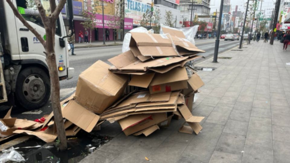 Las compras masivas por la temporada navideña han propiciado grandes cantidades de basura en varias calles del centro de Monterrey.