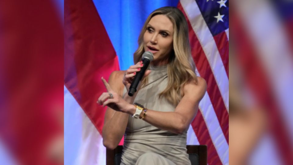 Lara Trump pidió a sus seguidores estar pendientes del anuncio que hará sobre su futuro político en enero de 2025, una vez que su suegro Donald Trump reasuma la presidencia de EU.