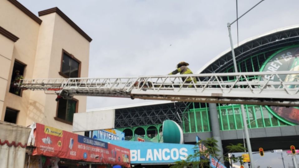 Fue necesario que los bomberos extendieran la escalera para apagar el fuego en el hotel y rescatar al ocupante de la habitación siniestrada.