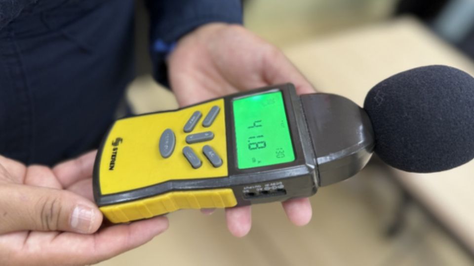 Sonómetro utilizado para medir la cantidad de decibeles.