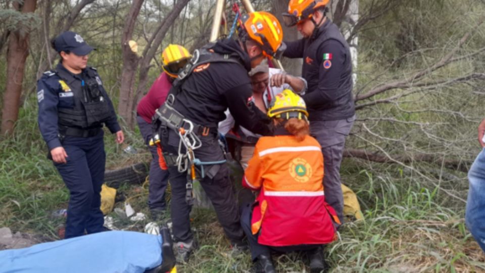 Momento del rescate de un hombre en el pozo.