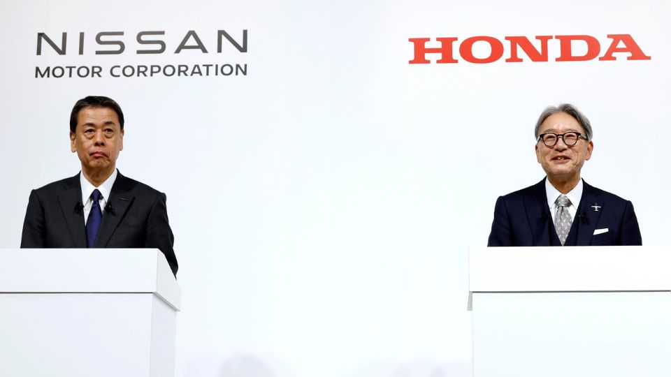 El presidente y director ejecutivo de Nissan Motor Co., Makoto Uchida (izq.), y el presidente de Honda Motor Co., Toshihiro Mibe | EFE/EPA/FRANCK ROBICHON
