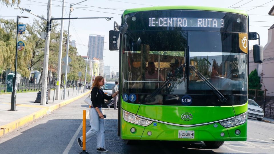 Usuarios suben a camión en Monterrey