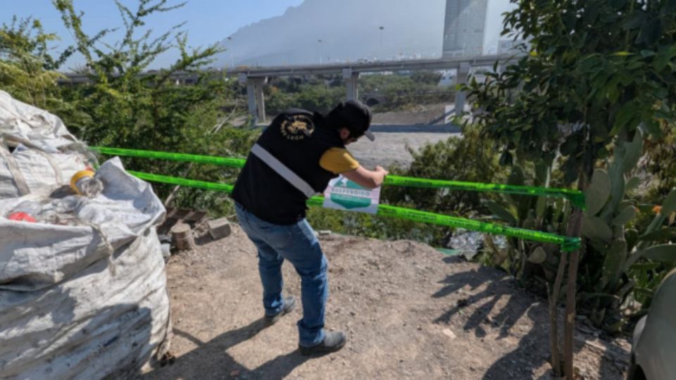 El basurero clandestino estaba ubicado sobre la avenida Morones Prieto, en la colonia Unión Morelos, del municipio de Santa Catarina, y albergaba residuos sólidos urbanos y de manejo especial.