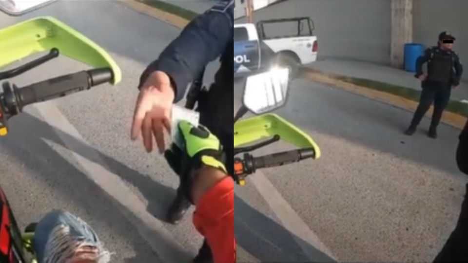 El motociclista colocó un billete de 200 pesos bajo su tarjeta de circulación antes de entregársela al oficial.