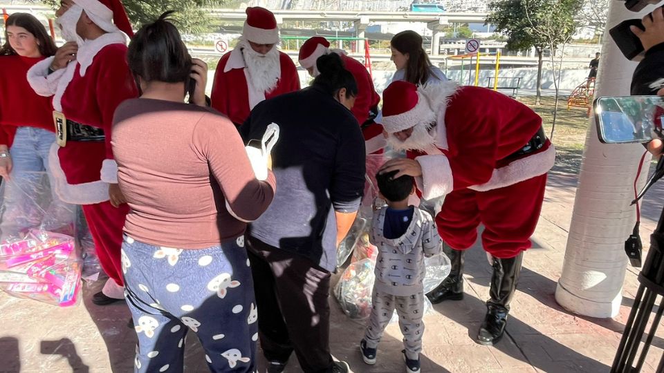 Policías sampetrinos entregan juguetes a niños