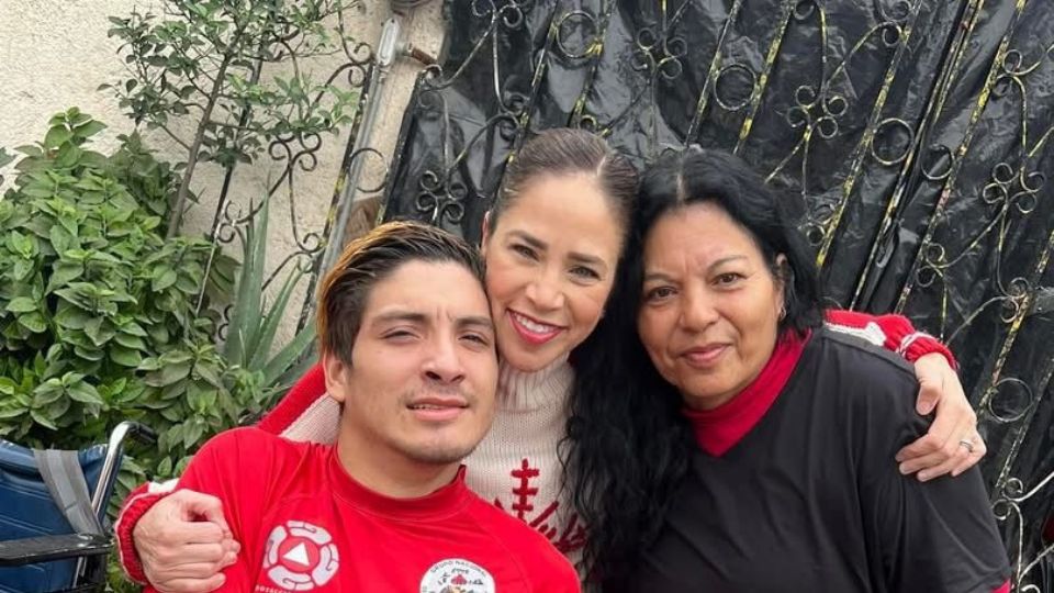 Ivonne Álvarez con vecinos de Monterrey.