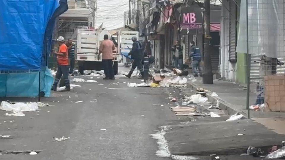 Calle del centro de Monterrey con basura.