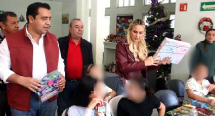 Jesús Nava y su familia celebran la Navidad llevando juguetes a niñas de casa hogar