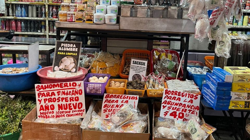 Artículos de la buena suerte en venta en el Mercado Juárez