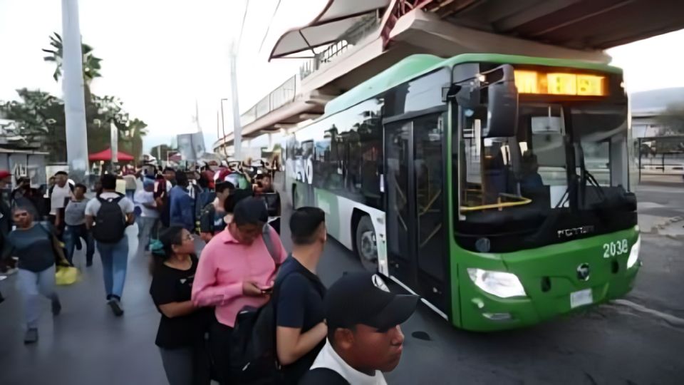 Funcionarios públicos de NL se niegan al incremento en la tarifa del transporte público.