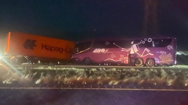 Autobús choca con tráiler y mueren 8 pasajeros en Veracruz