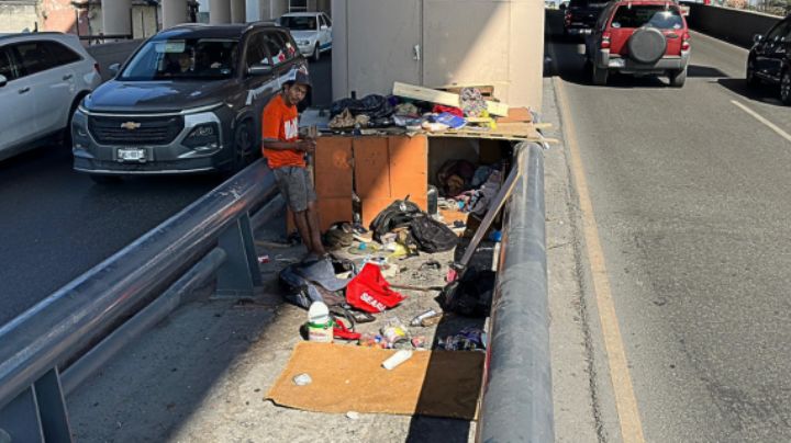 Hombre instala su 'casa' en la cima de puente vehicular en Monterrey