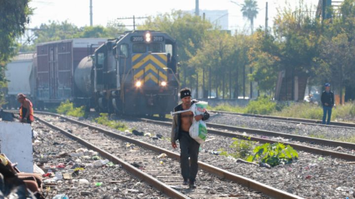 Personas en situación de calle viven cerca de las ferrovías en Monterrey