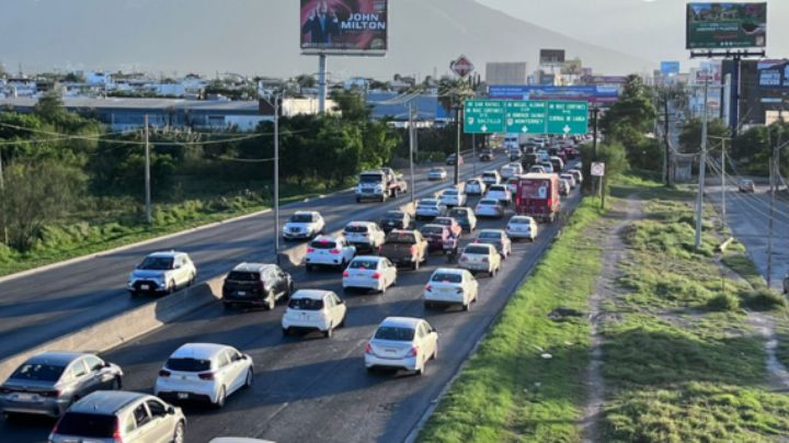 La Av. Miguel Alemán no descansa del tránsito vehicular