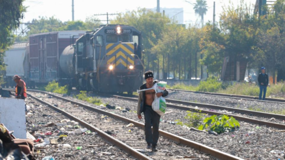 El migrante hondureño, Yinuir Adán Euseda Matute, tiene más de tres años viviendo a un lado del ferrocarril.