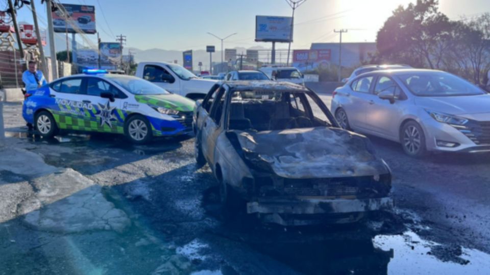 La conductora del sedán pudo salir de su vehículo antes de que se incendiara por completo en la zona de La Fe.