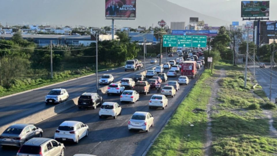 Esta tarde se ha observado una importante carga vehicular sobre la avenida Miguel Alemán, en los municipios de San Nicolás y Guadalupe.