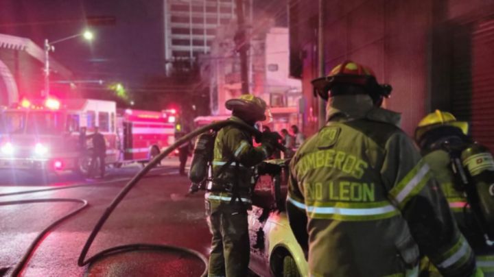Se incendia auto en el centro de Monterrey; conductor se salva