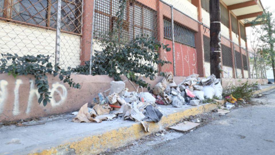 Escuela con basura.