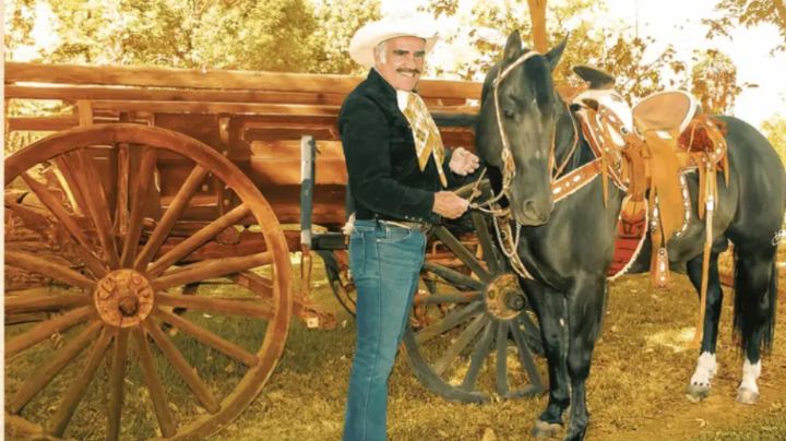 Vicente Fernández debuta en el género de banda tras su partida