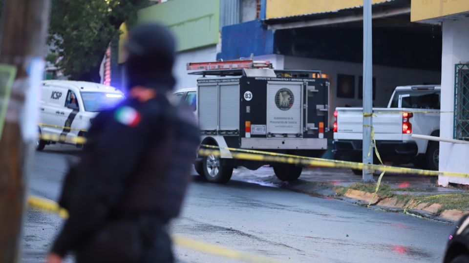 Elementos de la Fiscalía General de Justicia en un caso de homicidio en Monterrey