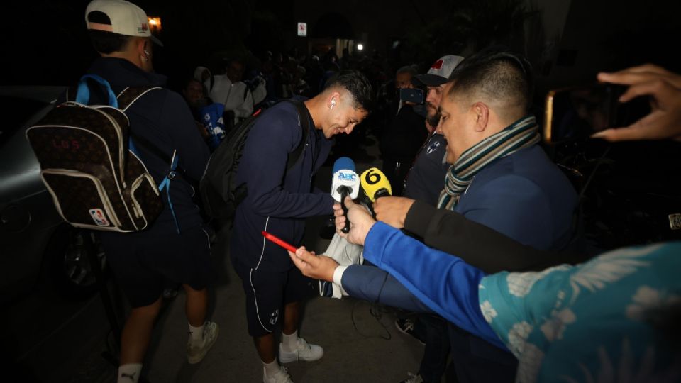 Gerardo Arteaga da un autógrafo a un aficionado en San Luis